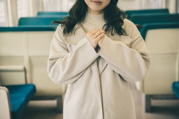嬉しそうな女性顔から下